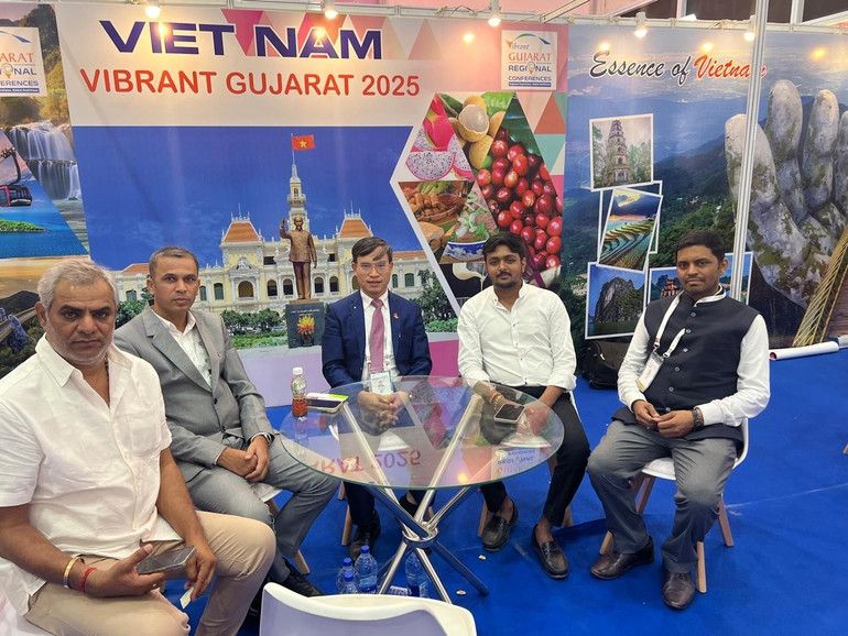Tham tán thương mại Việt Nam tại Ấn Độ Bùi Trung Thướng cùng các doanh nghiệp tại Gujarat. (Ảnh: Thương vụ Việt Nam tại Ấn Độ) ds-hai2.jpg